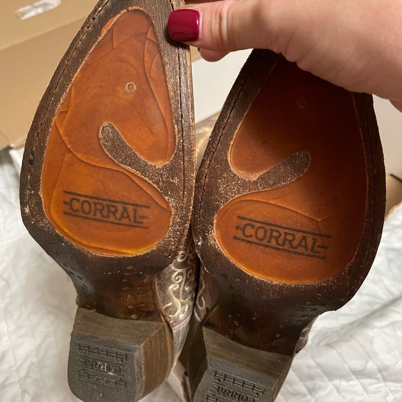 CORRAL Size 7 Embroidered Boot LIKE NEW - Picture 4 of 9